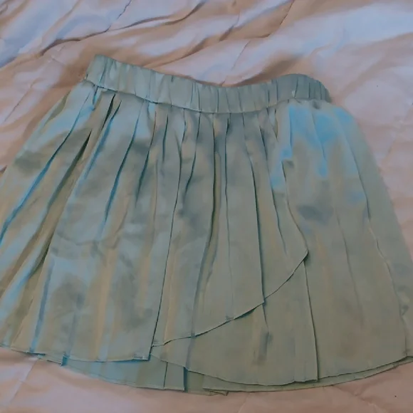 La Hearts Green Asymmetrical Pleated Skater Mini - Picture 4 of 8